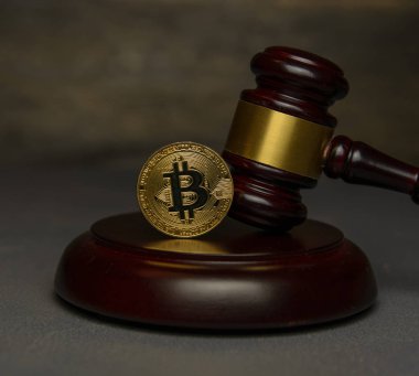  Yargıç tokmak yanında ahşap ayaklı kürsüye altın bitcoin