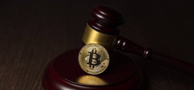  Yargıç tokmak ile ahşap ayaklı kürsüye altın bitcoin
