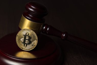  Yargıç tokmak ile ahşap ayaklı kürsüye altın bitcoin