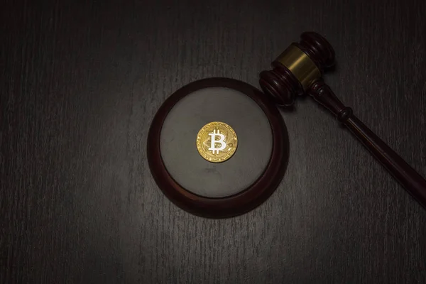 Золотий Bitcoin Брехні Дерев Яні Єдестал Суддя Молотка — стокове фото