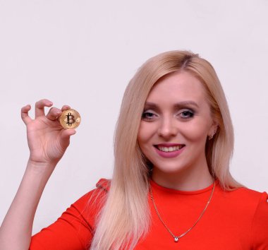 güzel bir sarışın kızın elinde altın bitcoin 