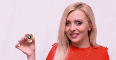 güzel bir sarışın kızın elinde altın bitcoin 