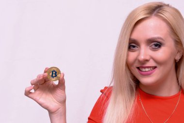 güzel bir sarışın kızın elinde altın bitcoin 