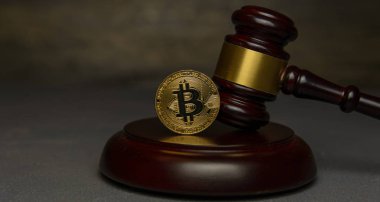  Yargıç tokmak yanında ahşap ayaklı kürsüye altın bitcoin