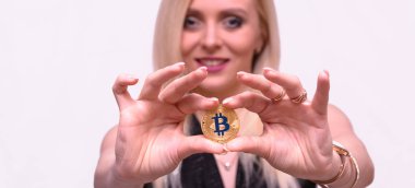 güzel bir sarışın kızın elinde altın bitcoin 