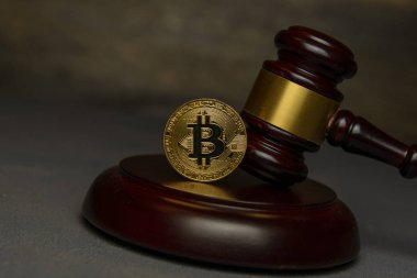  Yargıç tokmak yanında ahşap ayaklı kürsüye altın bitcoin