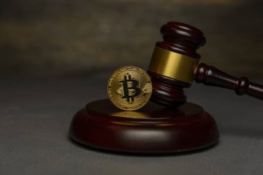 Yargıç tokmak yanında ahşap ayaklı kürsüye altın bitcoin