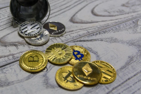 Goldener Bitcoin Und Andere Kryptowährung Spielzeug Metalleimer — Stockfoto