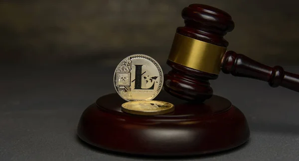 裁判官小槌の横に木製の台座の上の銀の Litecoin スタンド — ストック写真