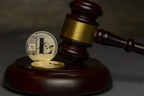 Zilveren Litecoin Stand Houten Sokkel Naast Rechter Hamer — Stockfoto