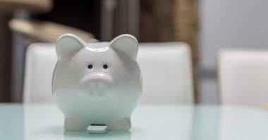 Seramik kumbara izole