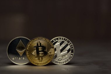  Bitcoins, litecoin ve ethereum eski koyu arka plan üzerinde durmak