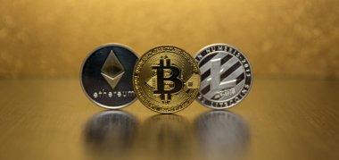  Bitcoins, litecoin ve ethereum eski koyu arka plan üzerinde durmak