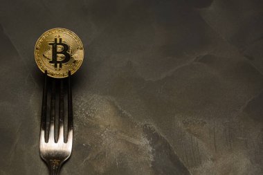  arka plan üzerinde gümüş çatal altın bitcoin