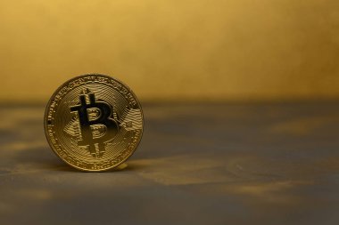  koyu arka plan üzerinde altın bitcoin durmak