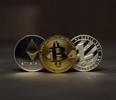  bitcoin, litecoin ve ethereum arka plan üzerinde