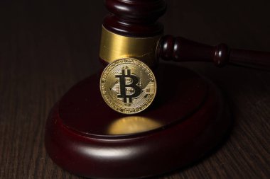  Yargıç tokmak ile ahşap ayaklı kürsüye altın bitcoin