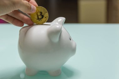 Seramik kumbara eklenen madeni para ile