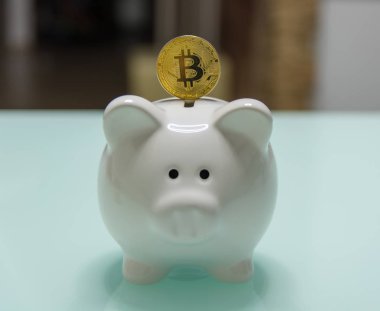 Üst altın bitcoin ile seramik kumbara