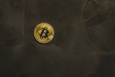  Koyu arka plan üzerinde altın bitcoin