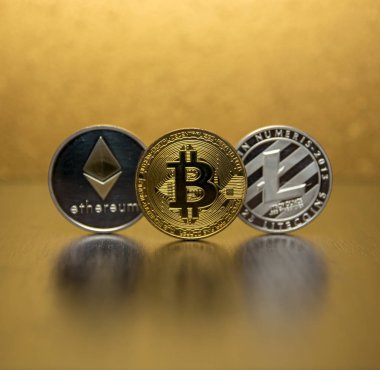  Bitcoin litecoin ve ethereum altın arka plan üzerinde durmak
