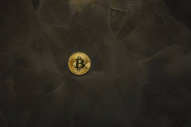  Koyu arka plan üzerinde altın bitcoin