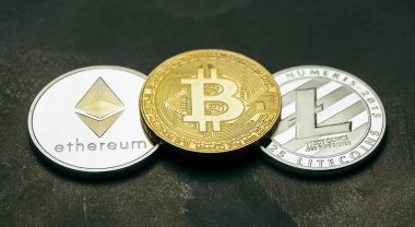  Bitcoin, litecoin ve ethereum yalan koyu arka plan üzerine