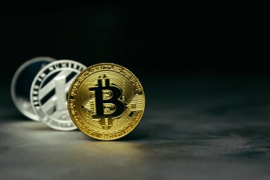  Bitcoin, litecoin ve ethereum koyu arka plan arka plan üzerinde durmak