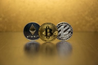  Bitcoin litecoin ve ethereum altın arka plan üzerinde durmak