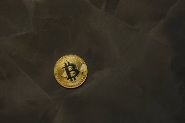  Koyu arka plan üzerinde altın bitcoin