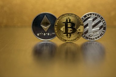  Bitcoin litecoin ve ethereum altın arka plan üzerinde durmak