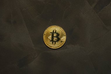  Koyu arka plan üzerinde altın bitcoin