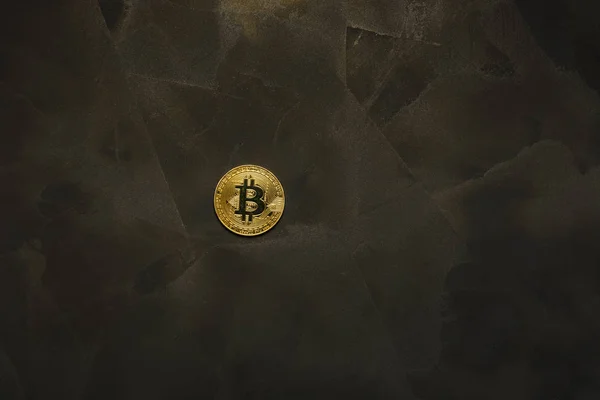 Golden Bitcoin Тёмном Фоне — стоковое фото