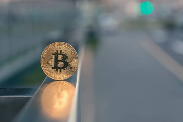 Goldener Bitcoin Ständer Auf Metallgeländer — Stockfoto