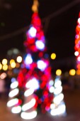 rozostření fotografie z vánočního stromu s barevnými kuličkami 
