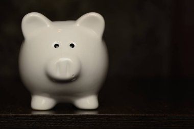 Seramik kumbara koyu arka plan üzerinde izole