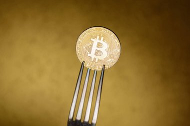  Gümüş çatal altın bitcoin