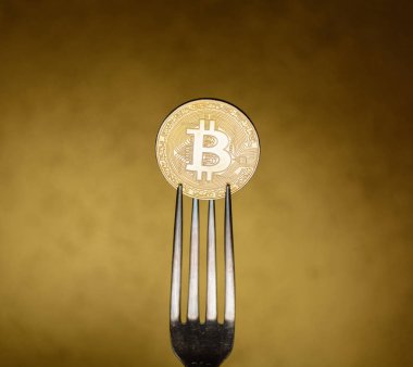 Bitcoin - gümüş çatal ile kripto para birimi