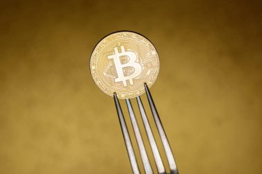 Bitcoin - gümüş çatal ile kripto para birimi