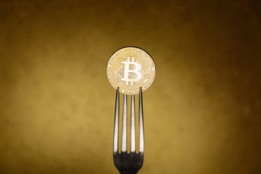 Bitcoin - gümüş çatal ile kripto para birimi