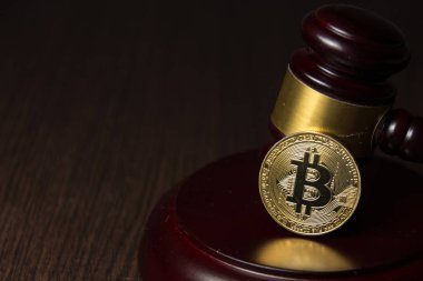  Yargıç tokmak ile ahşap ayaklı kürsüye altın bitcoin