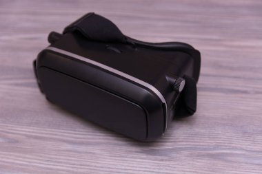 VR aygıt yalan ahşap arka plan üzerine