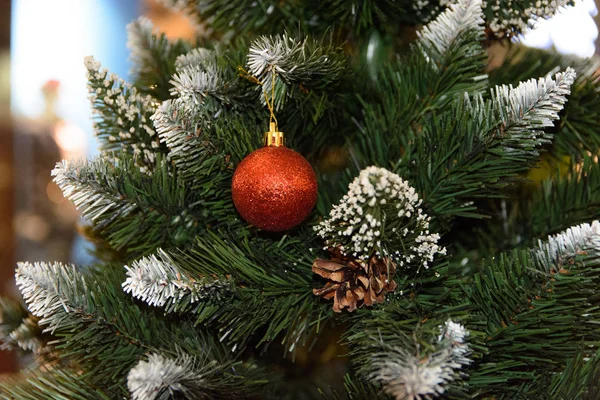 Kerstboom Met Gekleurde Ballen — Stockfoto