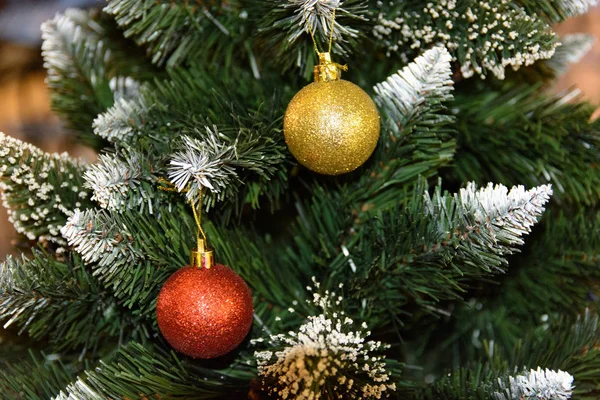 Kerstboom Met Gekleurde Ballen — Stockfoto