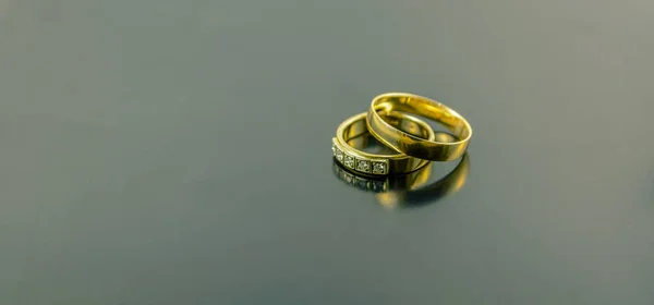 Dos Anillos Boda Aislados Sobre Fondo Oscuro — Foto de Stock