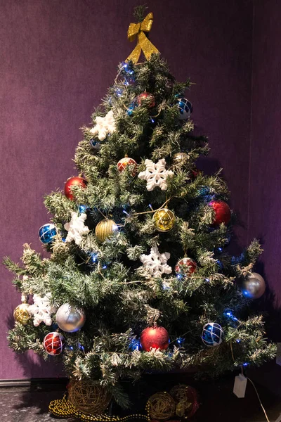 Kerstboom Met Gekleurde Ballen — Stockfoto