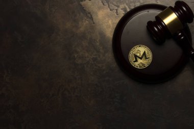  Altın monero yalan arka plan üzerinde Yargıç tokmak ile