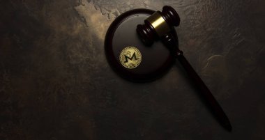  Altın monero yalan arka plan üzerinde Yargıç tokmak ile