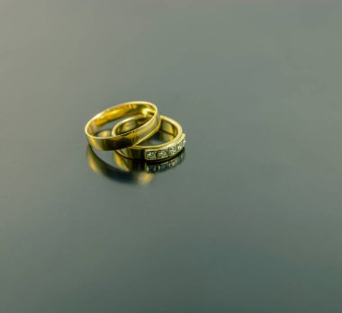 iki Alyans koyu arka plan üzerinde izole