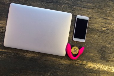 Tablo veya Danışma dizüstü bitcoin yapay penis ve smartphone ile üstten görünüm